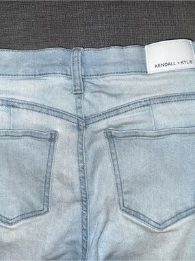 Kendall & Kylie women’s Washed Light Blue Slim Jeans